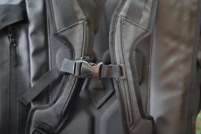 WANDRD HEXAD CARRYALL DUFFEL REVIEW Chest Strap