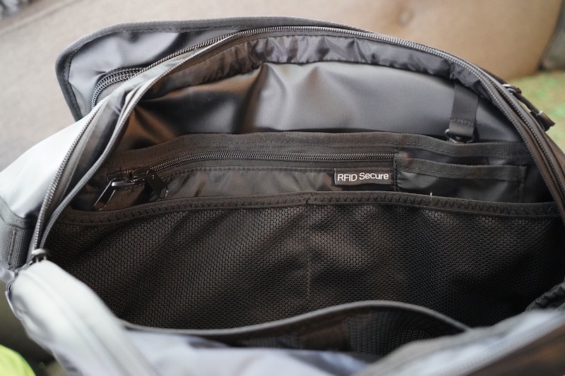 WANDRD HEXAD CARRYALL DUFFEL REVIEW end pocket section