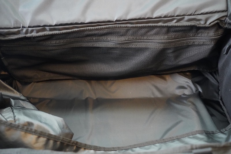 WANDRD HEXAD CARRYALL DUFFEL REVIEW inside mesh pocket